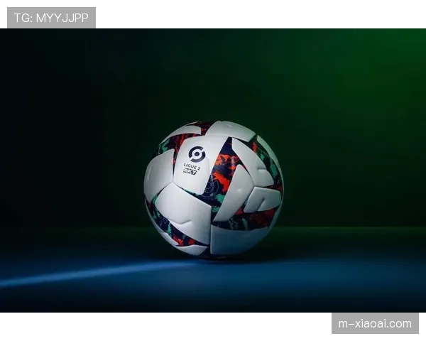 下赛季法甲用球设计曝光，融入法国国旗元素
